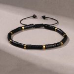 Bracelet-en-pierre-naturelle-avec-perles-plates-et-espaceurs-dores-sur-cordon-tr-watermark-6523
