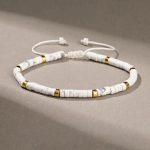 Bracelet-en-pierre-naturelle-avec-perles-plates-et-espaceurs-dores-sur-cordon-tr-watermark-7429