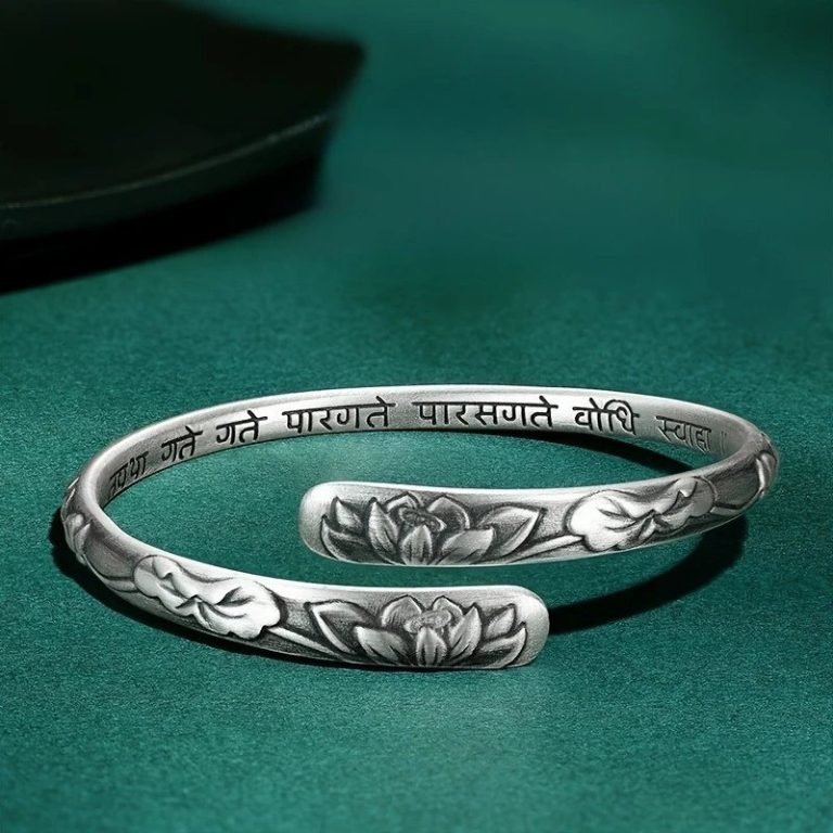 Bracelet lotus en argent tibétain avec motif de fleurs ciselées en relief et inscription en sanskrit