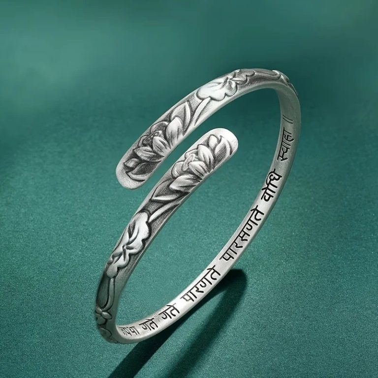Bracelet lotus en argent tibétain avec motif de fleurs ciselées en relief et inscription en sanskrit
