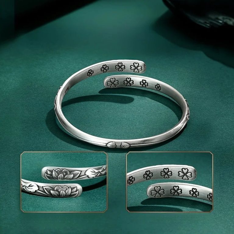 Bracelet lotus en argent tibétain avec motif de fleurs ciselées en relief et inscription en sanskrit