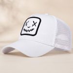Casquette-filet-respirante-a-motif-visage-brode-miniature
