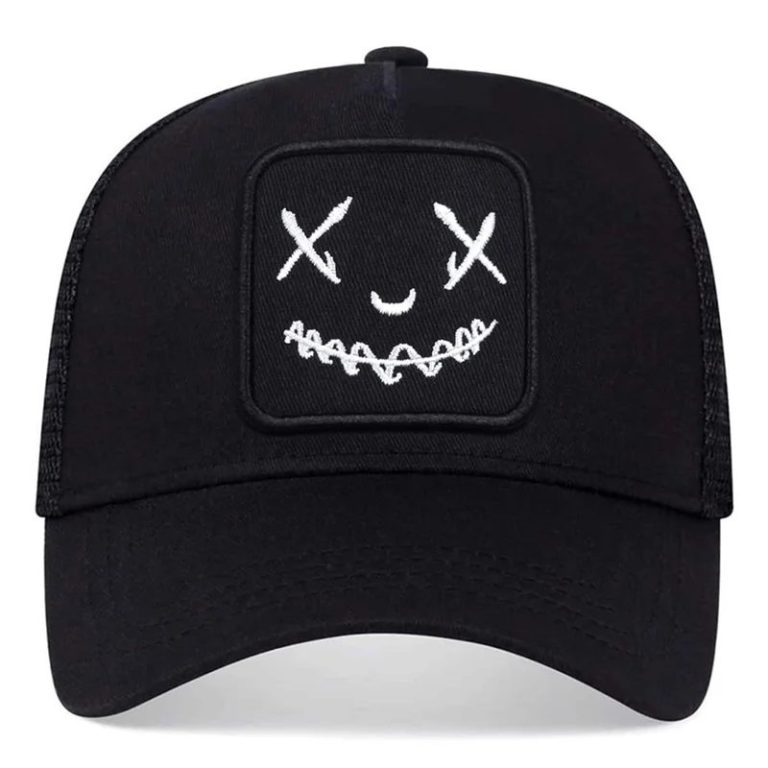Casquette filet respirante à motif visage brodé