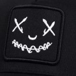 Casquette filet respirante à motif visage brodé