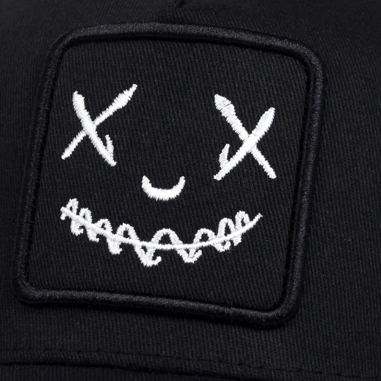 Casquette filet respirante à motif visage brodé