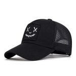 Casquette filet respirante à motif visage brodé