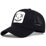 Casquette filet respirante à motif visage brodé