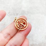 Collier arbre de vie en or avec pendentif pivotant orné de zircones et double anneau