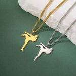 Collier arts martiaux avec pendentif coup de pied latéral en acier inoxydable ajouré