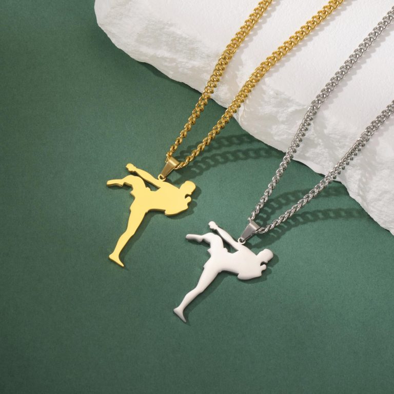 Collier arts martiaux avec pendentif coup de pied latéral en acier inoxydable ajouré