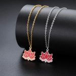 Collier en acier inoxydable avec pendentif lotus émaillé aux pétales dégradés