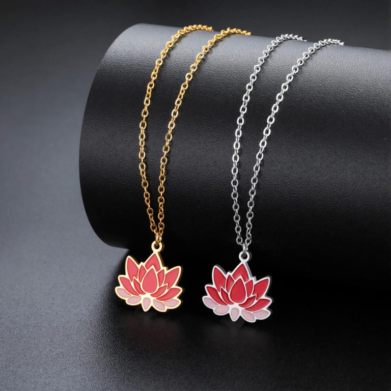 Collier en acier inoxydable avec pendentif lotus émaillé aux pétales dégradés