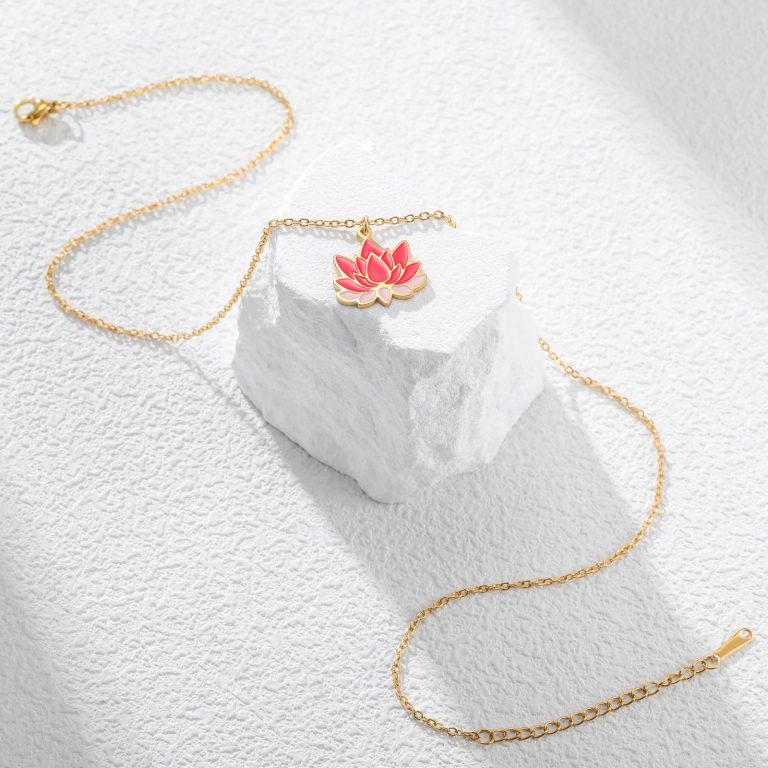 Collier en acier inoxydable avec pendentif lotus émaillé aux pétales dégradés