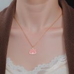 Collier en acier inoxydable avec pendentif lotus émaillé aux pétales dégradés