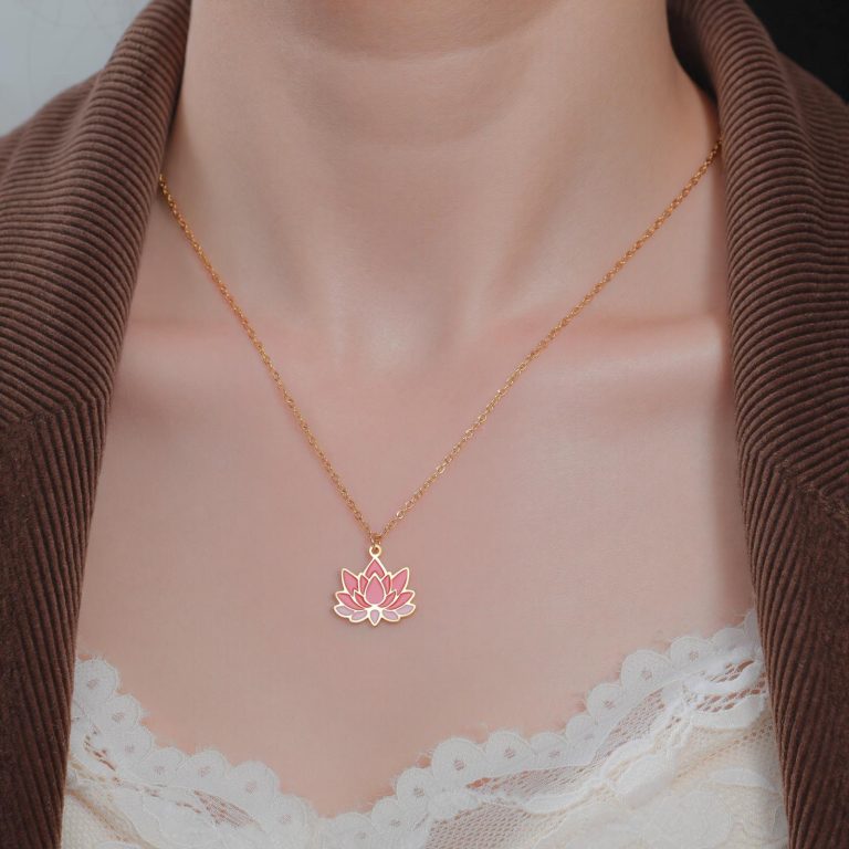 Collier en acier inoxydable avec pendentif lotus émaillé aux pétales dégradés