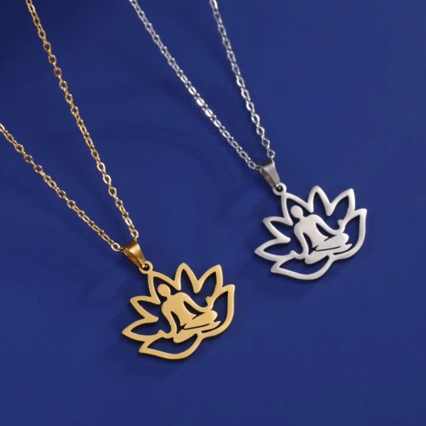 Collier lotus en acier doré avec pendentif ajouré et silhouette en méditation