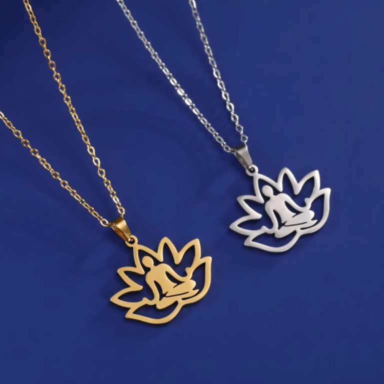 Collier lotus en acier doré avec pendentif ajouré et silhouette en méditation