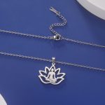 Collier lotus en acier doré avec pendentif ajouré et silhouette en méditation