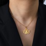 Collier lotus en acier doré avec pendentif ajouré et silhouette en méditation