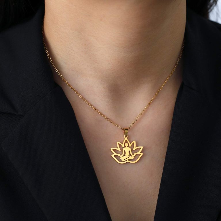 Collier lotus en acier doré avec pendentif ajouré et silhouette en méditation