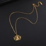 Collier lotus en acier doré avec pendentif ajouré et silhouette en méditation