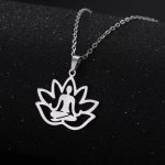 Collier lotus en acier doré avec pendentif ajouré et silhouette en méditation - Acier