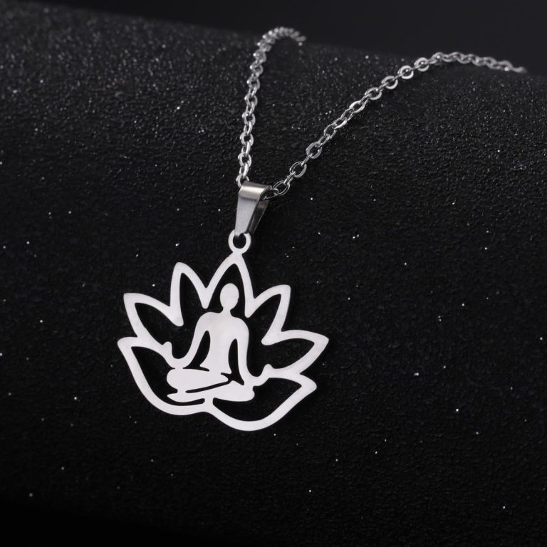 Collier lotus en acier doré avec pendentif ajouré et silhouette en méditation - Acier