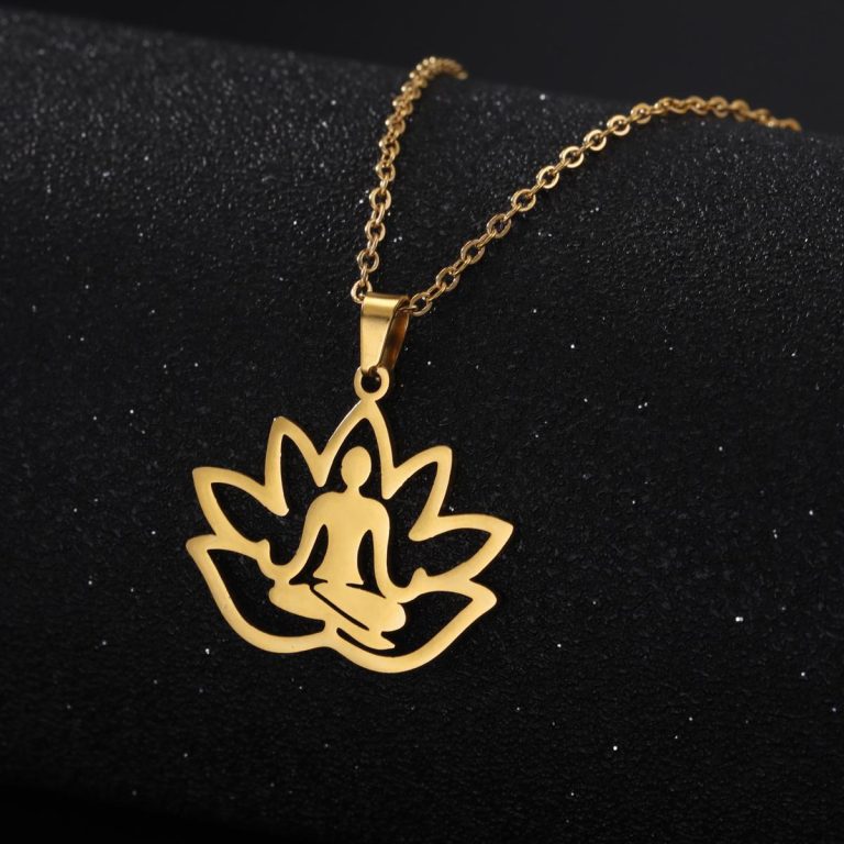 Collier lotus en acier doré avec pendentif ajouré et silhouette en méditation - Or
