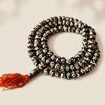 Collier-mala-tibetain-authentique-en-os-de-yak-avec-symboles-OM-graves-et-pompon-picture-1-1