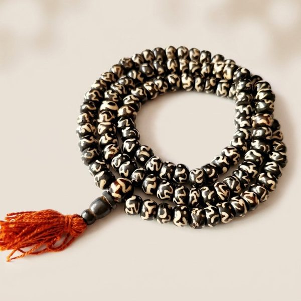 Collier mala tibétain authentique en os de yak avec symboles OM gravés et pompon orange