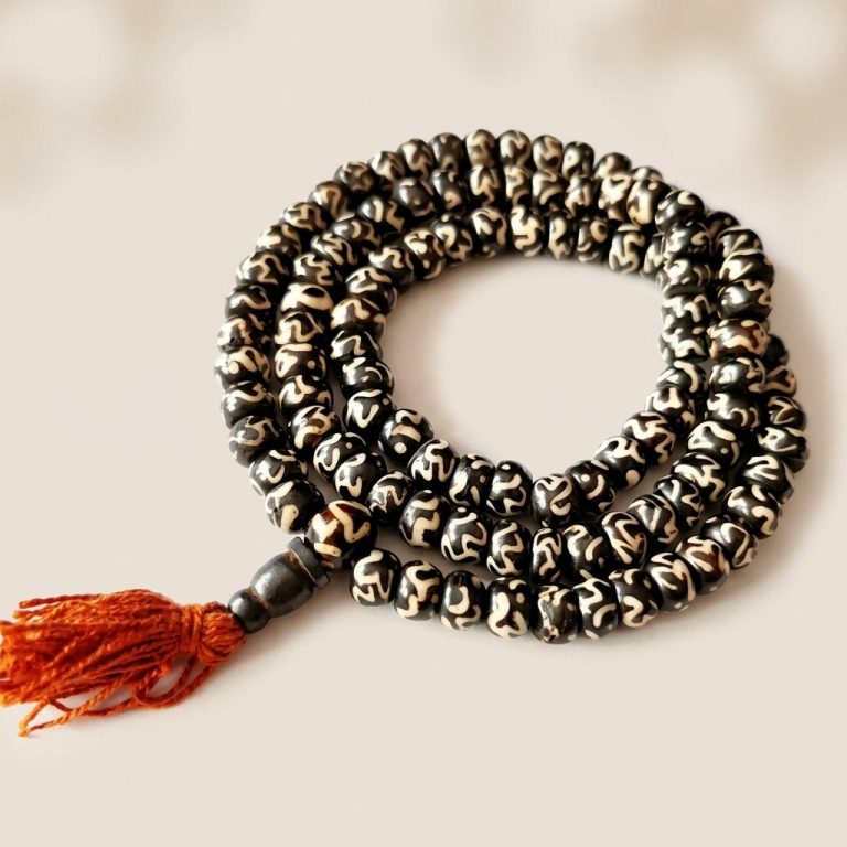 Collier-mala-tibetain-authentique-en-os-de-yak-avec-symboles-OM-graves-et-pompon-picture-1-1