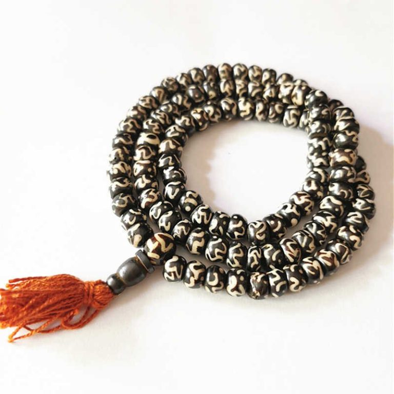 Collier mala tibétain authentique en os de yak avec symboles OM gravés et pompon orange
