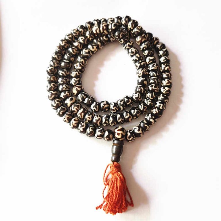 Collier mala tibétain authentique en os de yak avec symboles OM gravés et pompon orange