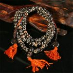 Collier mala tibétain authentique en os de yak avec symboles OM gravés et pompon orange