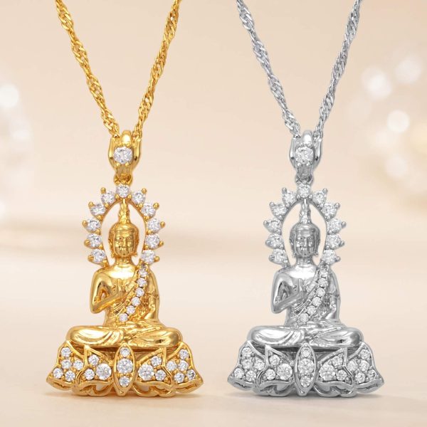Collier pendentif bouddha en cuivre plaqué avec auréole et socle de lotus ornés de zircones
