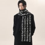 Echarpe-longue-a-calligraphie-japonaise-sur-fond-bicolore-en-tricot-nylon-et-vis-picture-1-1
