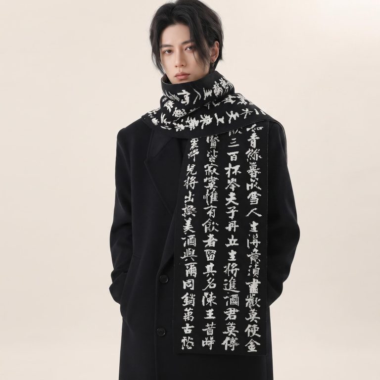 Echarpe-longue-a-calligraphie-japonaise-sur-fond-bicolore-en-tricot-nylon-et-vis-picture-1-1