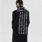 Écharpe longue à calligraphie japonaise sur fond bicolore en tricot nylon et viscose