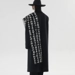 Écharpe longue à calligraphie japonaise sur fond bicolore en tricot nylon et viscose
