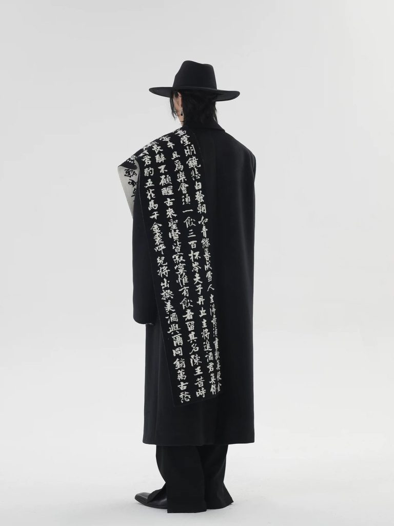 Écharpe longue à calligraphie japonaise sur fond bicolore en tricot nylon et viscose