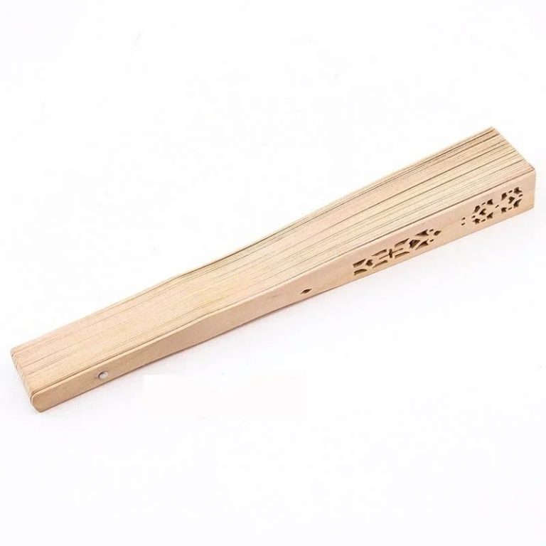 Éventail japonais traditionnel en bois de santal aux découpes florales et géométriques ajourées
