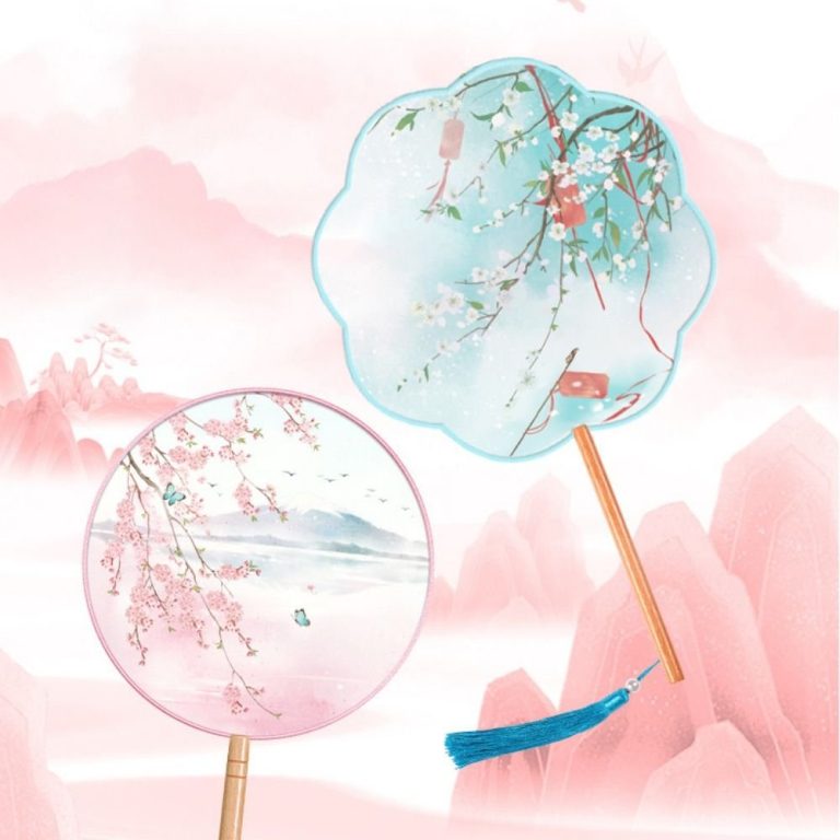 Eventail-japonais-uchiwa-en-soie-a-motifs-floraux-et-paysage-sur-manche-en-bambo-picture-1