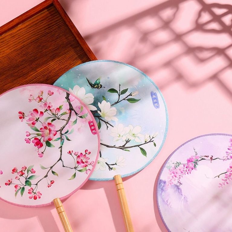 Eventail-japonais-uchiwa-en-soie-a-motifs-floraux-et-paysage-sur-manche-en-bambo-picture-14