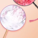 Eventail-japonais-uchiwa-en-soie-a-motifs-floraux-et-paysage-sur-manche-en-bambo-picture-2