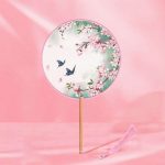 Eventail-japonais-uchiwa-en-soie-a-motifs-floraux-et-paysage-sur-manche-en-bambo-picture-4