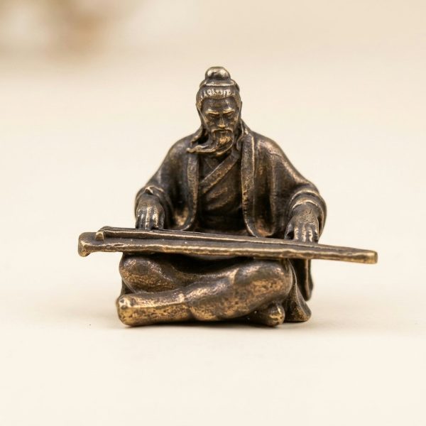 Figurine miniature de musicien au guqin japonais en laiton patiné