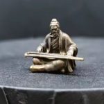 Figurine-miniature-de-musicien-au-guqin-japonais-en-laiton-patine-picture-1