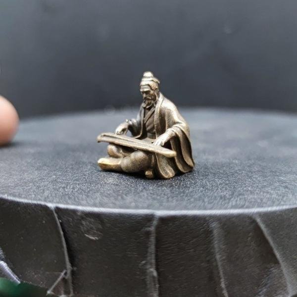 Figurine-miniature-de-musicien-au-guqin-japonais-en-laiton-patine-picture-3