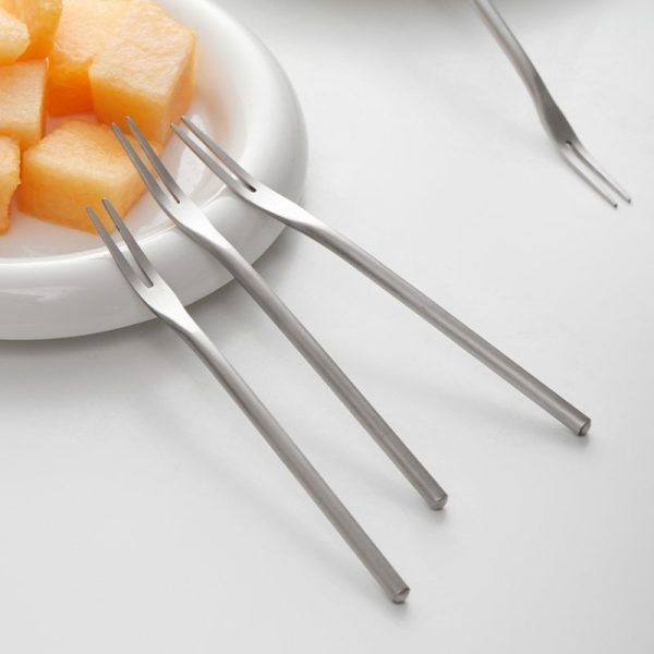 Fourchette à fruits inox au design minimaliste et manche cylindrique poli