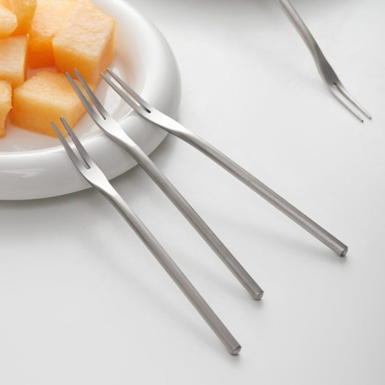 Fourchette-a-fruits-inox-au-design-minimaliste-et-manche-cylindrique-poli-picture-1